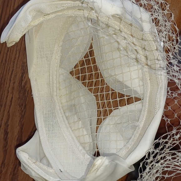 Vintage All White crescent ladies hat with small veil - Picture 4 of 4